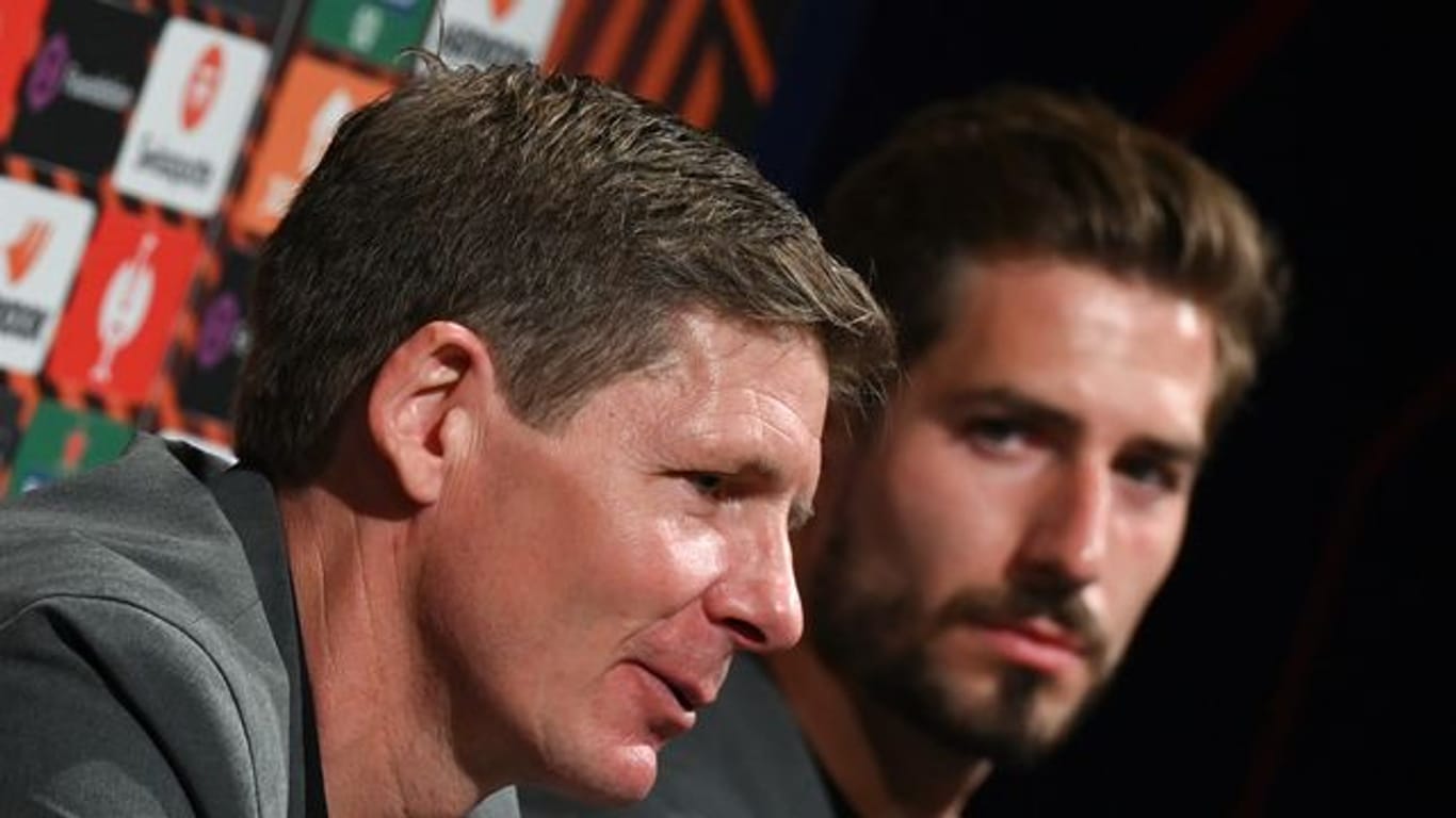 Frankfurts Cheftrainer Oliver Glasner (l) und Torwart Kevin Trapp bei der Pressekonferenz vor dem Rückspiel in Barcelona.