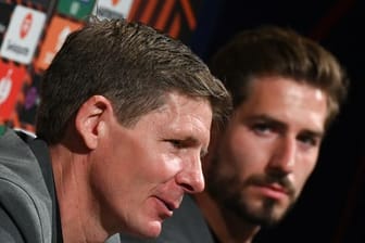 Frankfurts Cheftrainer Oliver Glasner (l) und Torwart Kevin Trapp bei der Pressekonferenz vor dem Rückspiel in Barcelona.