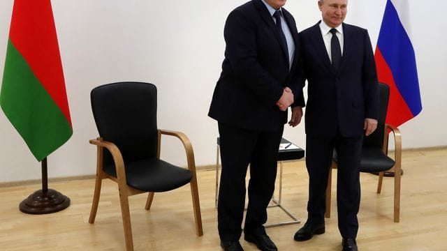 Belarus Machthaber Alexander Lukaschenko und der russische Präsident Wladimir Putin arbeiten eng zusammen.