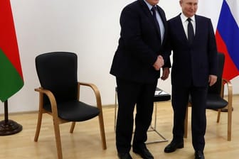Belarus Machthaber Alexander Lukaschenko und der russische Präsident Wladimir Putin arbeiten eng zusammen.
