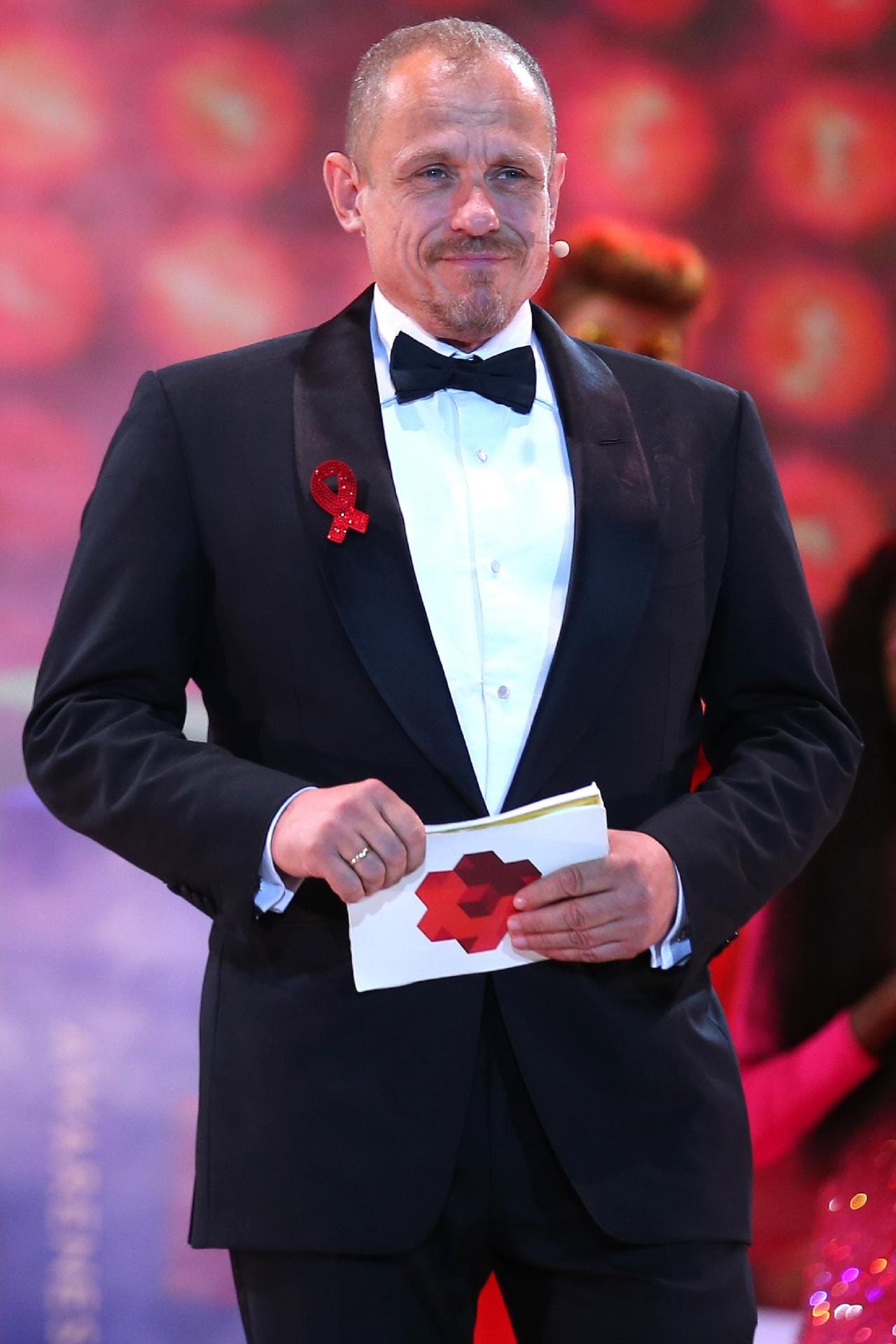 Gery Keszler: Er ist einer der Gründer des Life Balls, der weltgrößten Charity-Veranstaltung für HIV infizierte- und AIDS erkrankte Menschen. Bei der Eröffnung 2015 gestand er, sich mit HIV infiziert zu haben.