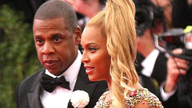 Jay-Z und Beyoncé: 2017 wurden die Gerüchte eines Seitensprungs von dem Rapper selbst bestätigt. Dabei sagte er in einem Interview mit der "New York Times": "Das Härteste ist, den Schmerz, den du verursacht hast, im Gesicht des anderen zu sehen". Die Ehe der beiden Musiker überstand die Affäre.