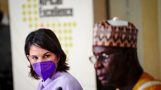 Bundesaußenministerin Annalena Baerbock neben dem nigrischen Forschungsminister Mamoudou Djibo.