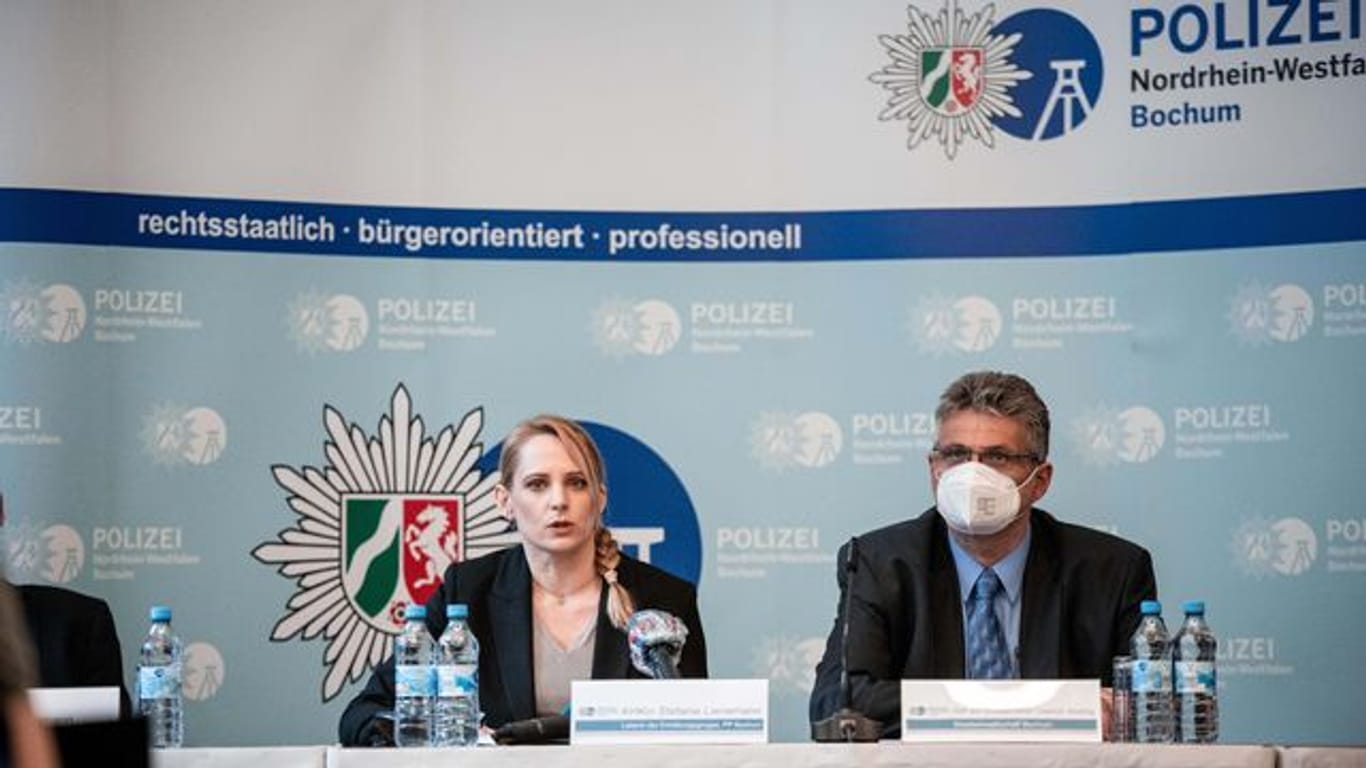 Stefanie Lienemann, die Leiterin der Ermittlungsgruppe, und Dietrich Streßig von der Staatsanwaltschaft Bochum informieren die Presse über die Festnahme der 33-jährigen Frau aus Herne.