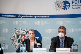 Stefanie Lienemann, die Leiterin der Ermittlungsgruppe, und Dietrich Streßig von der Staatsanwaltschaft Bochum informieren die Presse über die Festnahme der 33-jährigen Frau aus Herne.