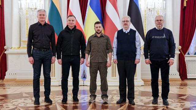 Gitanas Nauseda (l-r), Andrzej Duda, Wolodymyr Selenskyj, Egils Levits und Alar Karis posieren für ein Foto in Kiew.