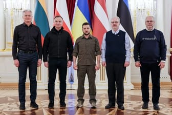 Gitanas Nauseda (l-r), Andrzej Duda, Wolodymyr Selenskyj, Egils Levits und Alar Karis posieren für ein Foto in Kiew.