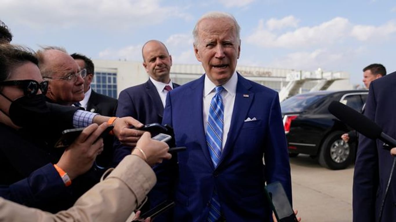 US-Präsident Joe Biden spricht bei einem Besuch im Bundesstaat Iowa mit Reportern.
