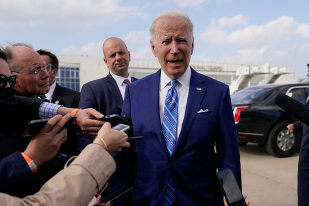 US-Präsident Joe Biden spricht bei einem Besuch im Bundesstaat Iowa mit Reportern.