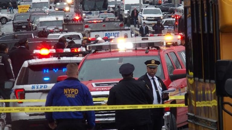 Mitarbeiter der NYPD sperren den Bereich vor der New Yorker U-Bahn-Station im Stadtteil Brooklyn ab, wo mehrere Menschen verletzt wurden.