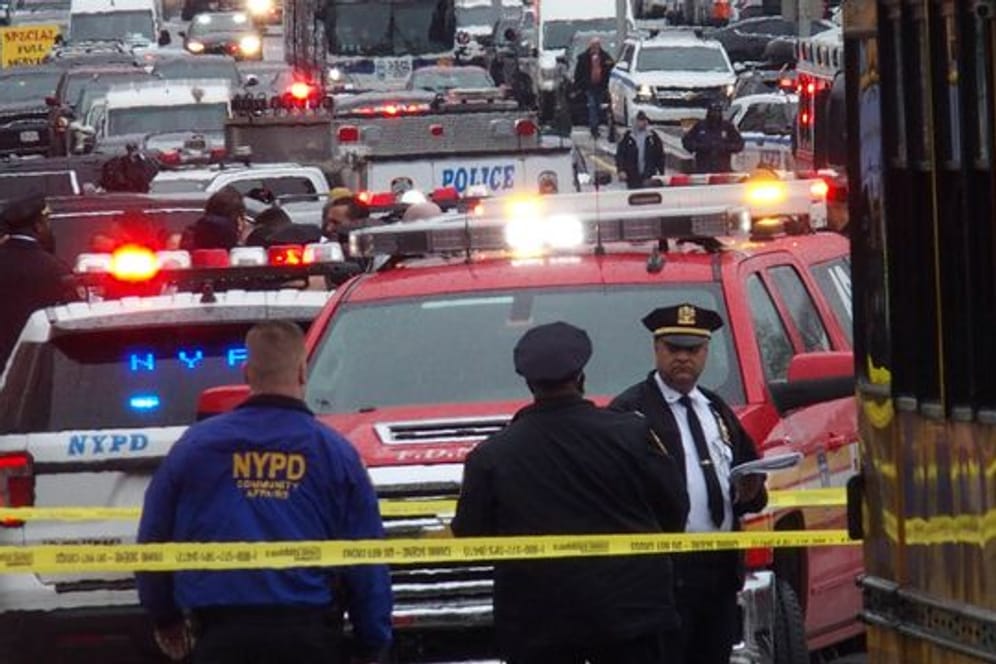 Mitarbeiter der NYPD sperren den Bereich vor der New Yorker U-Bahn-Station im Stadtteil Brooklyn ab, wo mehrere Menschen verletzt wurden.