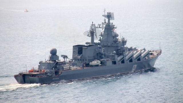 Das russische Kriegsschiff ist nach Angaben aus Kiew von einer ukrainischen Anti-Schiffsrakete getroffen worden. Das russische Kriegsschiff ist nach Angaben aus Kiew von einer ukrainischen Anti-Schiffsrakete getroffen worden.