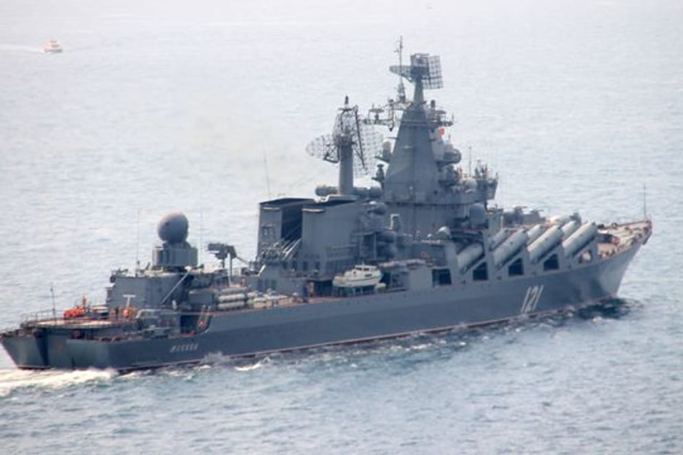 Das russische Kriegsschiff ist nach Angaben aus Kiew von einer ukrainischen Anti-Schiffsrakete getroffen worden.