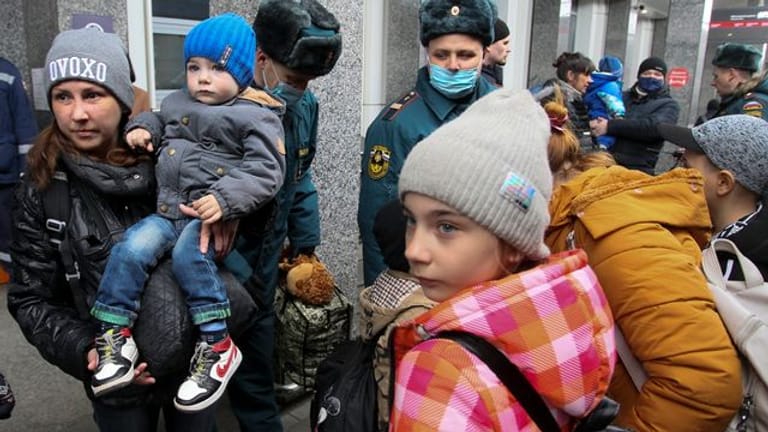 Menschen aus den Regionen Donezk und Luhansk, die von den Separatistenregierungen in der Ostukraine kontrolliert werden, fliehen am 2.
