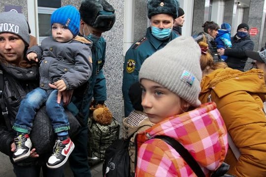 Menschen aus den Regionen Donezk und Luhansk, die von den Separatistenregierungen in der Ostukraine kontrolliert werden, fliehen am 2.
