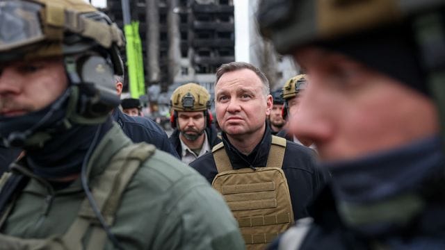 Der polnische Präsident Andrzej Duda (M) ist mit seinen Amtskollegen der baltischen Staaten am Mittwoch nach Kiew gereist.