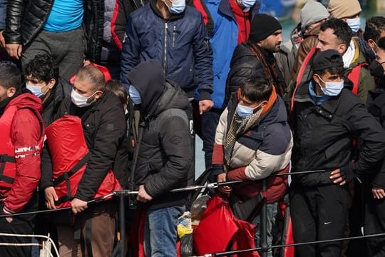 Menschen, bei denen es sich vermutlich um Migranten handelt, werden Ende März nach einem Zwischenfall im Ärmelkanal an Land gebracht.