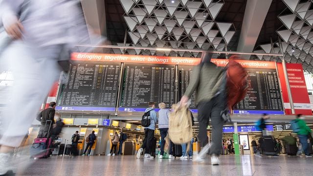 Der Flughafen Frankfurt rechnet über Ostern mit vielen Passagieren. Der Flughafen Frankfurt rechnet über Ostern mit vielen Passagieren.