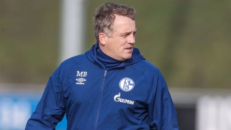 Attestiert Leroy Sanés Bruder Sidi "ein spannendes Profil" zu haben: Schalkes Trainer Mike Büskens beim Training.