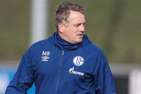 Attestiert Leroy Sanés Bruder Sidi "ein spannendes Profil" zu haben: Schalkes Trainer Mike Büskens beim Training.