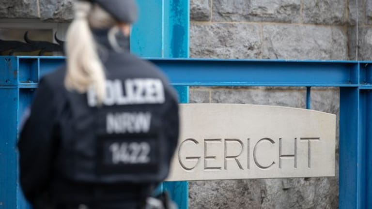 Eine Polizistin steht vor dem Landgericht Bielefeld.