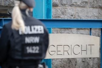 Eine Polizistin steht vor dem Landgericht Bielefeld.