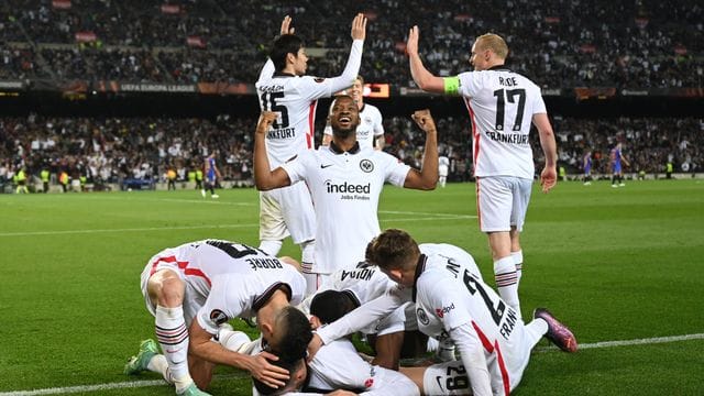 Frankfurts Mannschaft jubelt über das 3:0 im Stadion Camp Nou.