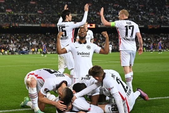 Frankfurts Mannschaft jubelt über das 3:0 im Stadion Camp Nou.