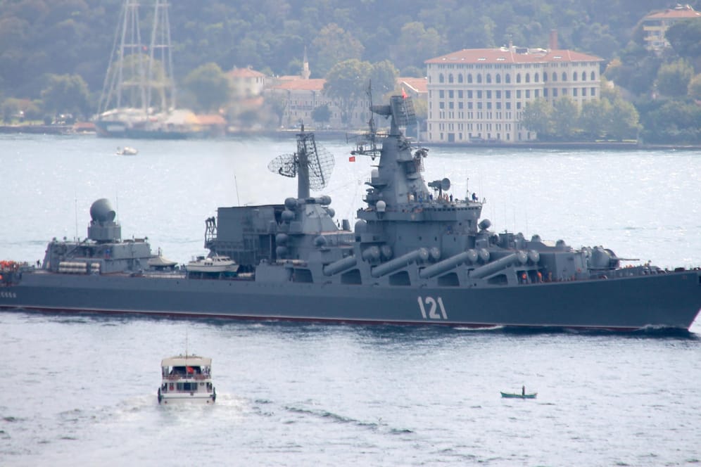 Istanbul: Der russische Lenkwaffenkreuzer "Moskwa" fährt durch den Bosporus ins Mittelmeer.