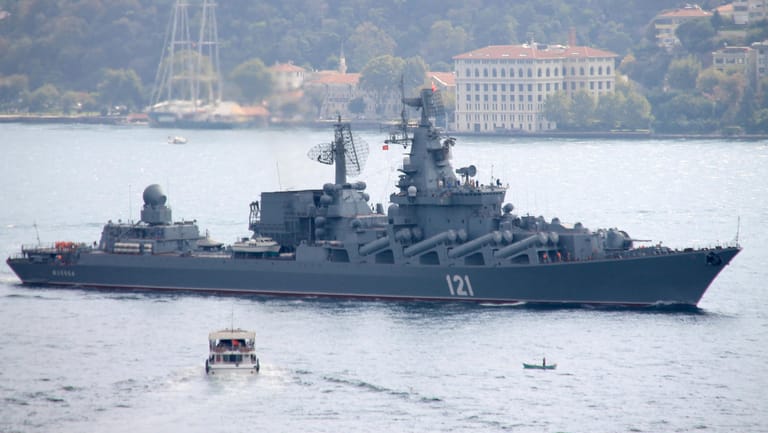 Istanbul: Der russische Lenkwaffenkreuzer "Moskwa" fährt durch den Bosporus ins Mittelmeer.