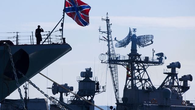 Ein russischer Matrose (l) salutiert am Bug des Raketenkreuzers "Moskwa". Ein russischer Matrose (l) salutiert am Bug des Raketenkreuzers "Moskwa".