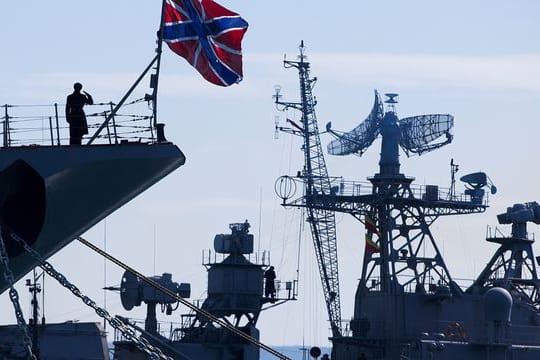 Ein russischer Matrose (l) salutiert am Bug des Raketenkreuzers "Moskwa".