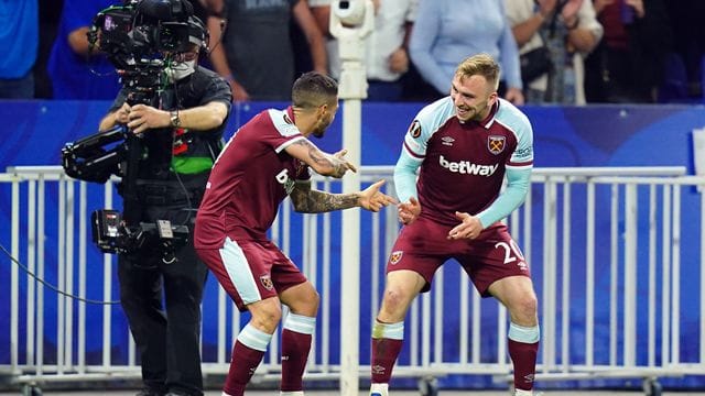 Jarrod Bowen (r) von West Ham United feiert sein Tor zum 3:0 bei Olympique Lyon.