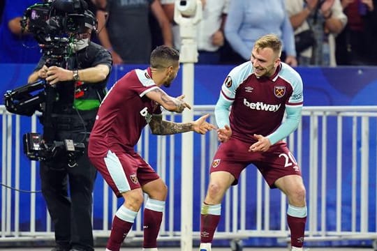 Jarrod Bowen (r) von West Ham United feiert sein Tor zum 3:0 bei Olympique Lyon.