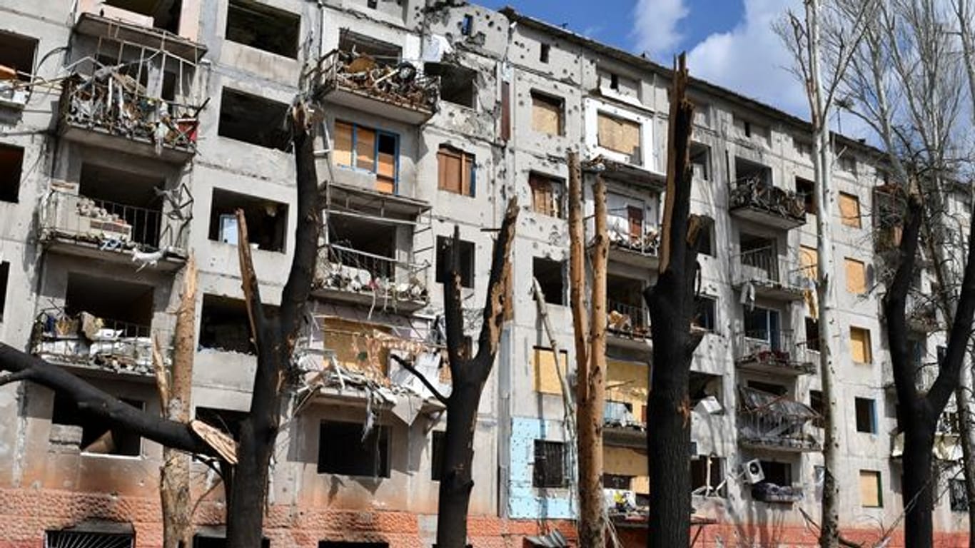 Blick auf einen durch Beschuss beschädigten Wohnblock in Kramatorsk.