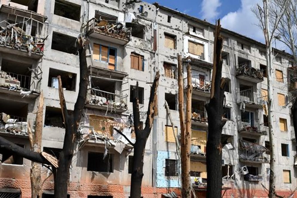 Blick auf einen durch Beschuss beschädigten Wohnblock in Kramatorsk.