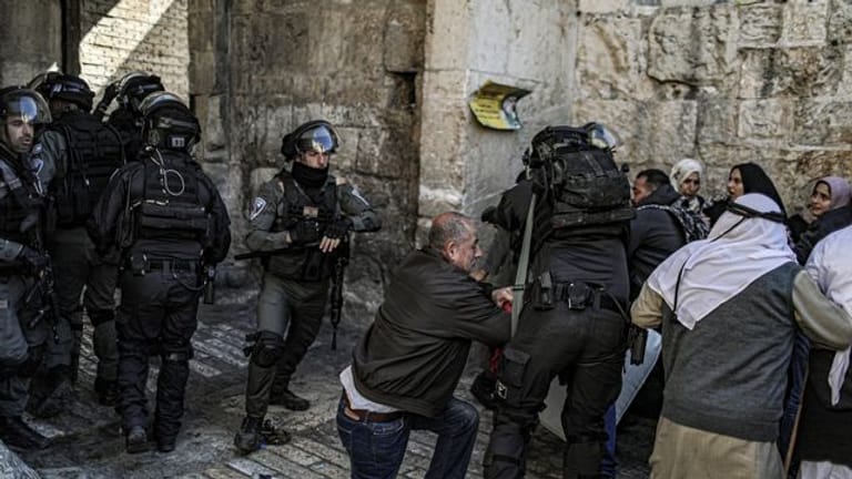 Israelische Sicherheitskräfte gehen bei Zusammenstößen mit Palästinensern auf dem Al-Aqsa-Gelände in Jerusalem an einem Kontrollpunkt in Stellung.