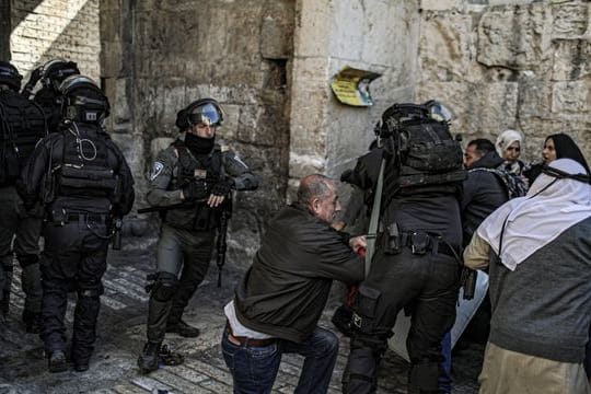 Israelische Sicherheitskräfte gehen bei Zusammenstößen mit Palästinensern auf dem Al-Aqsa-Gelände in Jerusalem an einem Kontrollpunkt in Stellung.