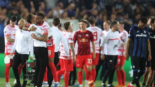 Leipzigs Christopher Nkunku jubelt mit Trainer Domenico Tedesco (l) nach dem Sieg in Bergamo.