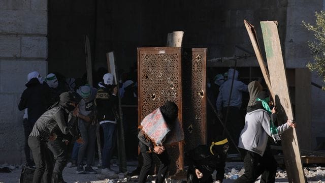 Palästinenser stoßen auf dem Gelände der Al-Aksa-Moschee in der Altstadt von Jerusalem mit israelischen Sicherheitskräften zusammen.