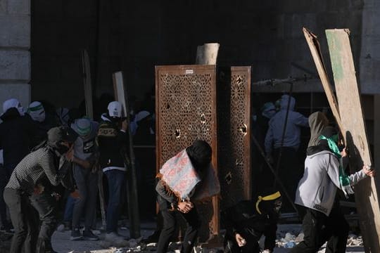 Palästinenser stoßen auf dem Gelände der Al-Aksa-Moschee in der Altstadt von Jerusalem mit israelischen Sicherheitskräften zusammen.