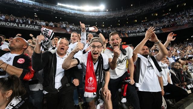 Alle in weiß: Das Camp Nou war gegen die Eintracht ganz in Frankfurter Hand.