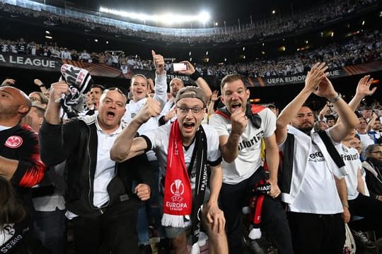 Alle in weiß: Das Camp Nou war gegen die Eintracht ganz in Frankfurter Hand.