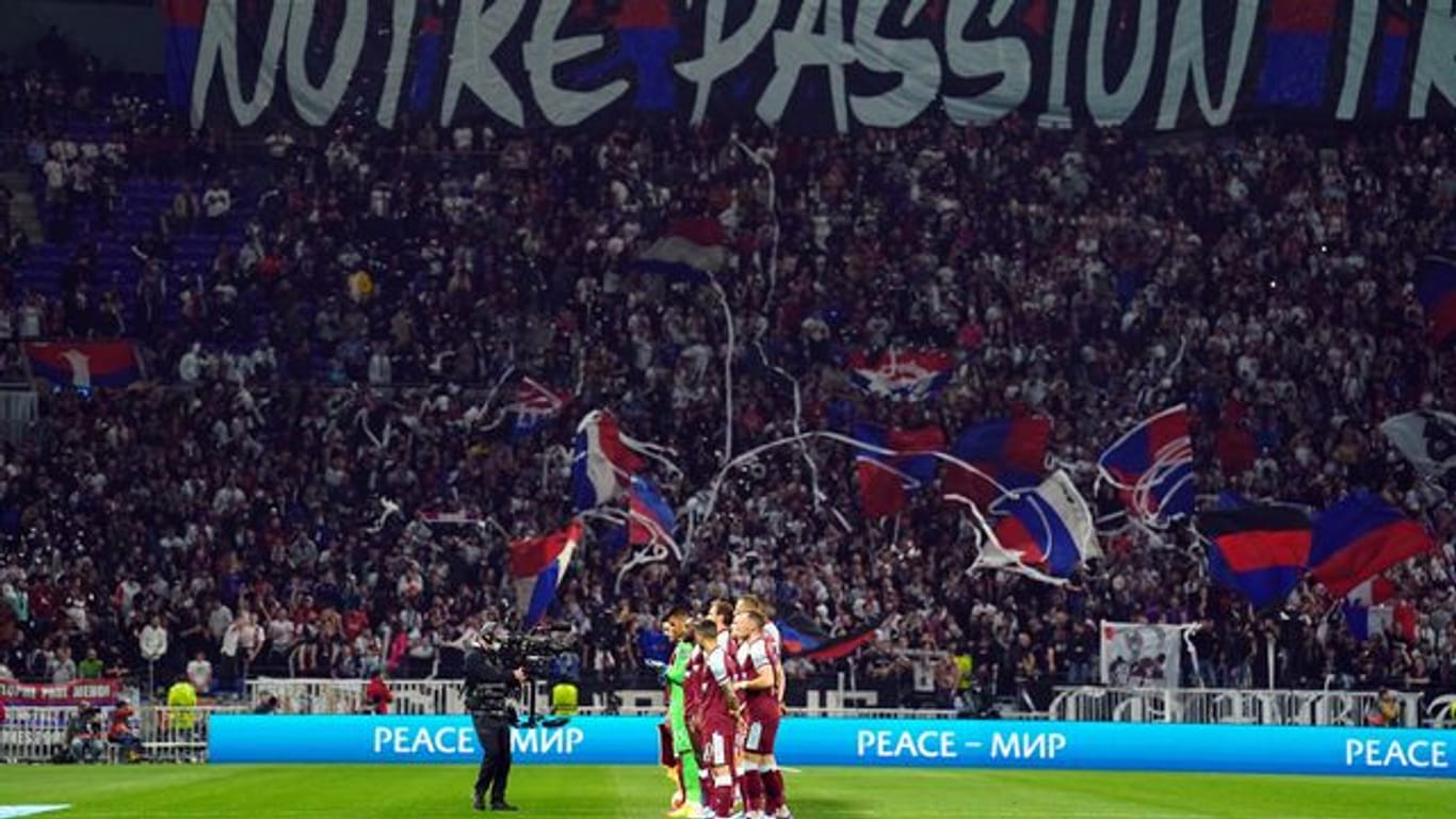 Nicht alle Fans von Olympique Lyon blieben beim Spiel gegen West Ham United friedlich.