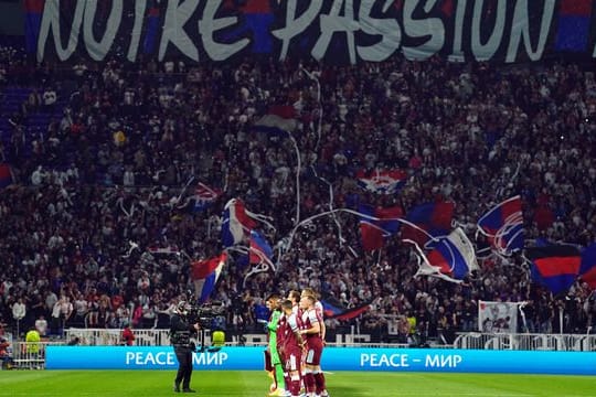 Nicht alle Fans von Olympique Lyon blieben beim Spiel gegen West Ham United friedlich.