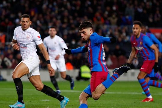Der FC Barcelona muss vorerst auf Pedri (M.