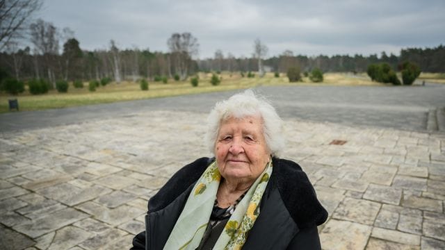 Anastasia Gulej aus Kiew besucht die Gedenkstätte des Konzentrationslager Berge-Belsen.