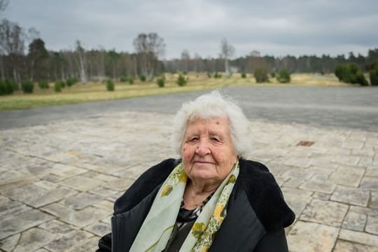 Anastasia Gulej aus Kiew besucht die Gedenkstätte des Konzentrationslager Berge-Belsen.