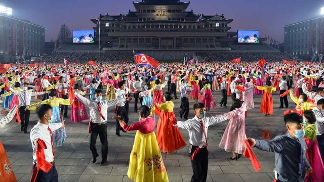 Menschen tanzen bei Feierlichkeiten zum "Tag der Sonne" auf dem Kim-Il-Sung-Platz in Pjöngjang.