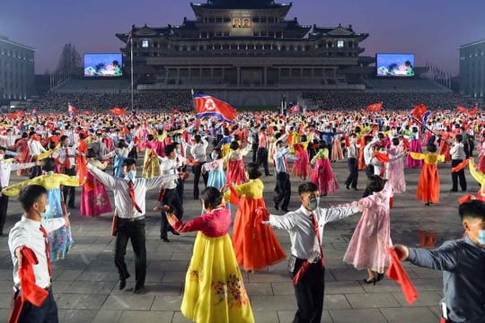 Menschen tanzen bei Feierlichkeiten zum "Tag der Sonne" auf dem Kim-Il-Sung-Platz in Pjöngjang.